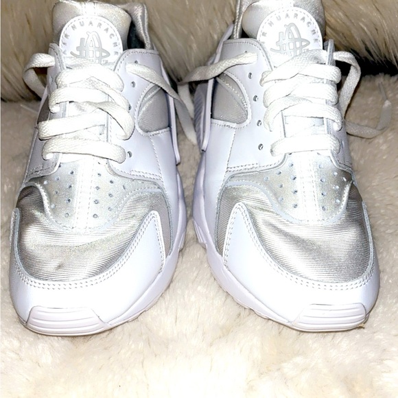 Worn Once- Nike Air Max Huarache size 7 with the original box and receipt. - Picture 1 of 9